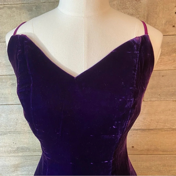 Vintage Nu-Mode women’s purple velvet dress in size 9/10 - Picture 2 of 15
